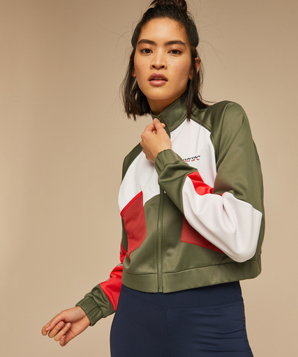 ジャージコーデ でおしゃれカジュアルに 人気ブランドも紹介 Arine アリネ