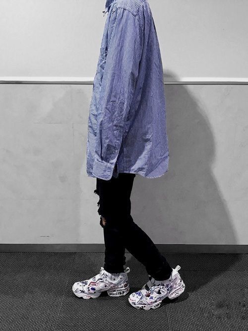 Vetements X Reebok のスニーカーを使ったコーデ。スニーカーの存在感が強いので、カジュアルなコーデ に合わせても凝ったスタイリングに見えます。