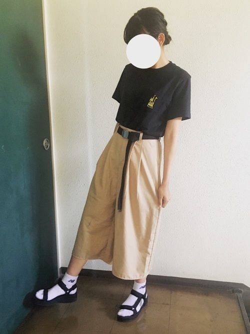 全体は黒系統でまとめられているのですが、そこに白靴下をプラスしても浮くことがありません。黒トップスとベージュパンツで少し大人な雰囲気を出していますが、ガチャ