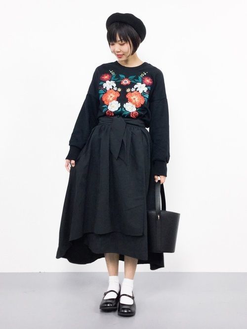 黒スカートコーデに注目 春夏秋冬 着れる黒スカートのコーデ集 Arine アリネ