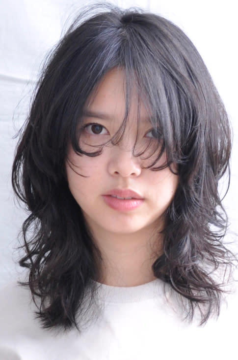 顔型別 ミディアムウルフカットでこなれ美人 Arine アリネ