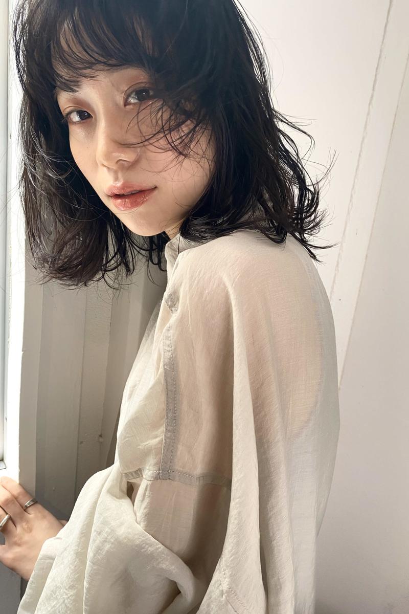 黒髪セミロングのパーマで重すぎずにかわいい女の子を目指しちゃお Arine アリネ