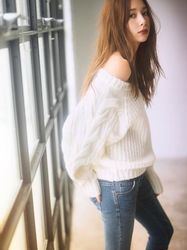 さりげなく色気を漂わせる♡オフショルニットコーデのモテポイント