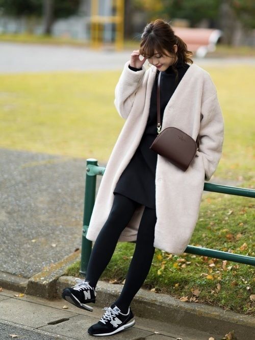 スニーカーは男ウケナンバーワンのモテアイテムなんです♡ レディースアイテムで全身を飾っても、スニーカーのキメすぎないカジュアル感がコーデをゆるく演出してくれ