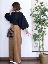 ワイドパンツと靴のおしゃ見え術！スニーカーの大人カジュアルコーデ