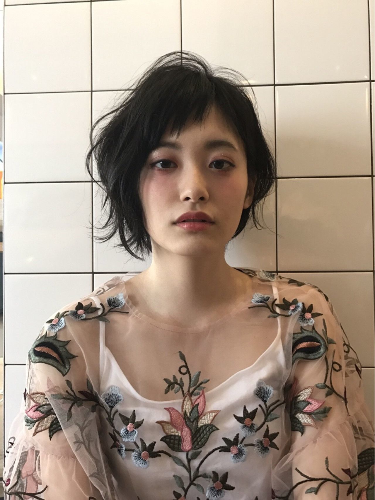 黒髪ショートボブに大きめのウェーブカールを加えてふんわりとした大人な女性に。ぺたんとなってしまうボブスタイルはウェーブ巻きでトップにボリュームを持たせてみま