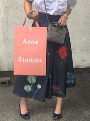 おしゃれさん大注目【ブランドショッパー&巾着】をコーデにプラス！