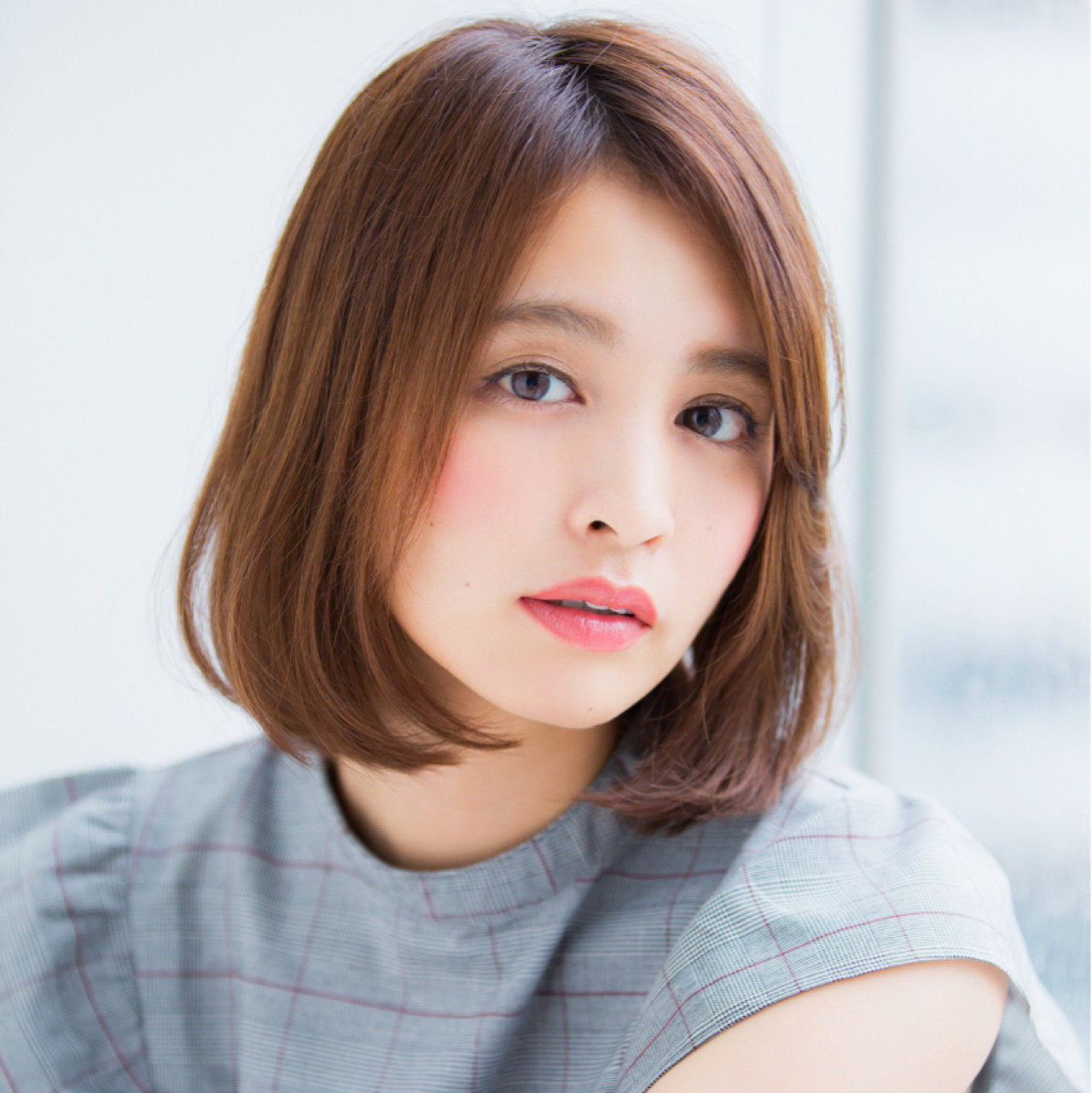 好印象を与える、甘めのミディアムボブにしたい。そんな人におすすめなのが、こちらのスタイル。 あごに向かってふんわりとカールさせた毛先が、かわいらしい雰囲気を