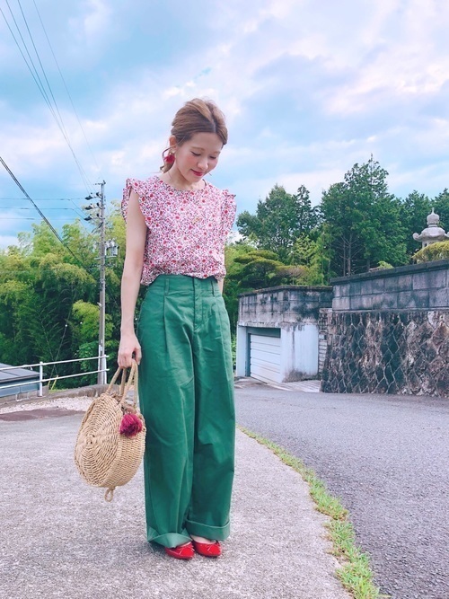 脱マンネリ化 カーキパンツコーデで大人かわいいをゲット Arine アリネ