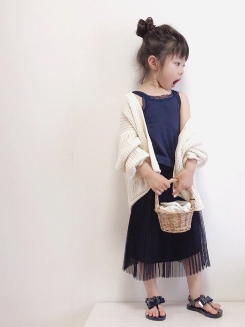 女子の憧れ】フワっと揺れる黒チュールスカートのコーデをご紹介