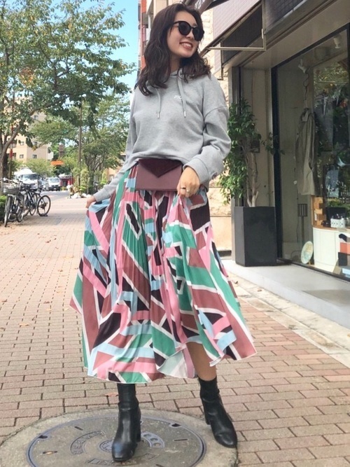 色別 パーカーでおしゃれに 大人かわいいレディースコーデ選 Arine アリネ