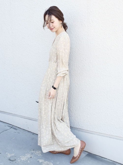 版 大人の花柄ワンピースコーデ25選 着こなしのコツも Arine アリネ