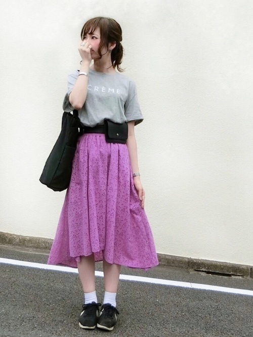 レディース向け コーデ幅自在のグレーtシャツ着こなし特集 Arine アリネ