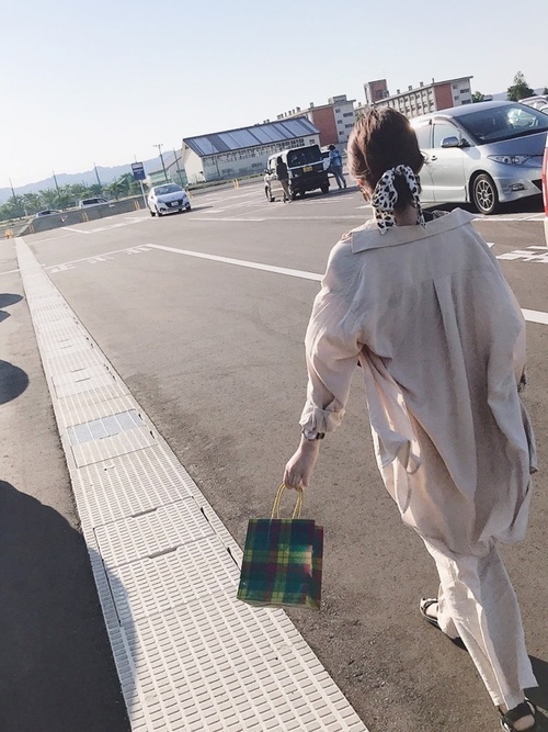 年最旬 周りと差がつく スカーフ を使ったコーデ特集 Arine アリネ