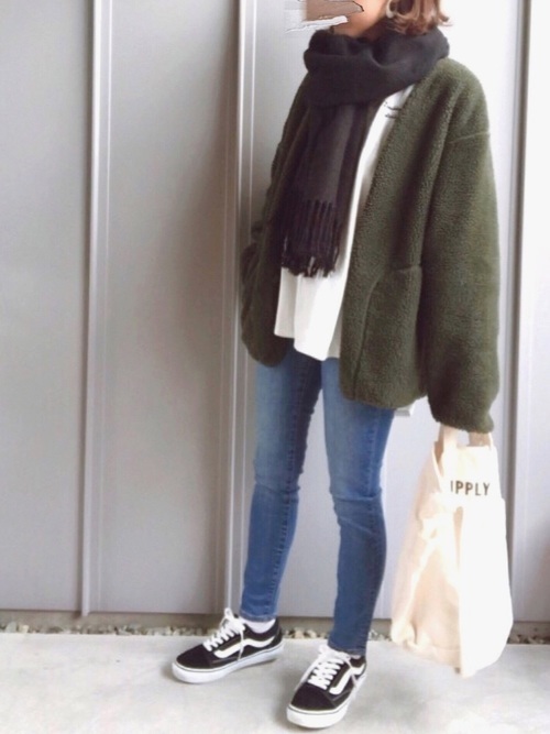 ファッションのインスピレーション ベストユニクロ ボア フリース カーディガン コーデ メンズ