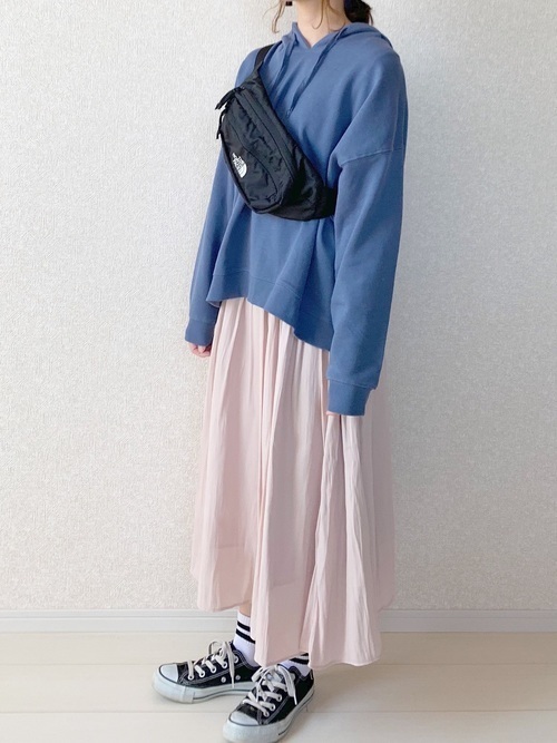 モダンファッションスタイル これまでで最高の青 パーカー コーデ レディース