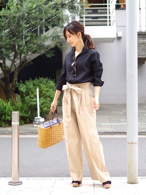 もう黒シャツが欠かせない シーズン別おすすめレディースコーデ Arine アリネ