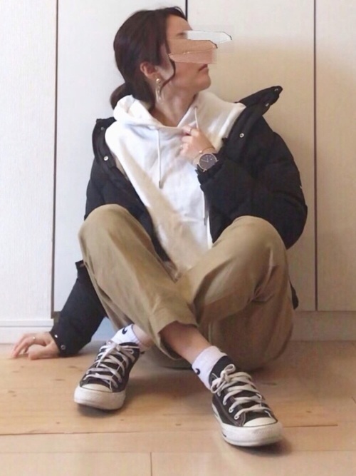 白のスウェット、トレーナーでおしゃれなコーデを楽しみましょう 