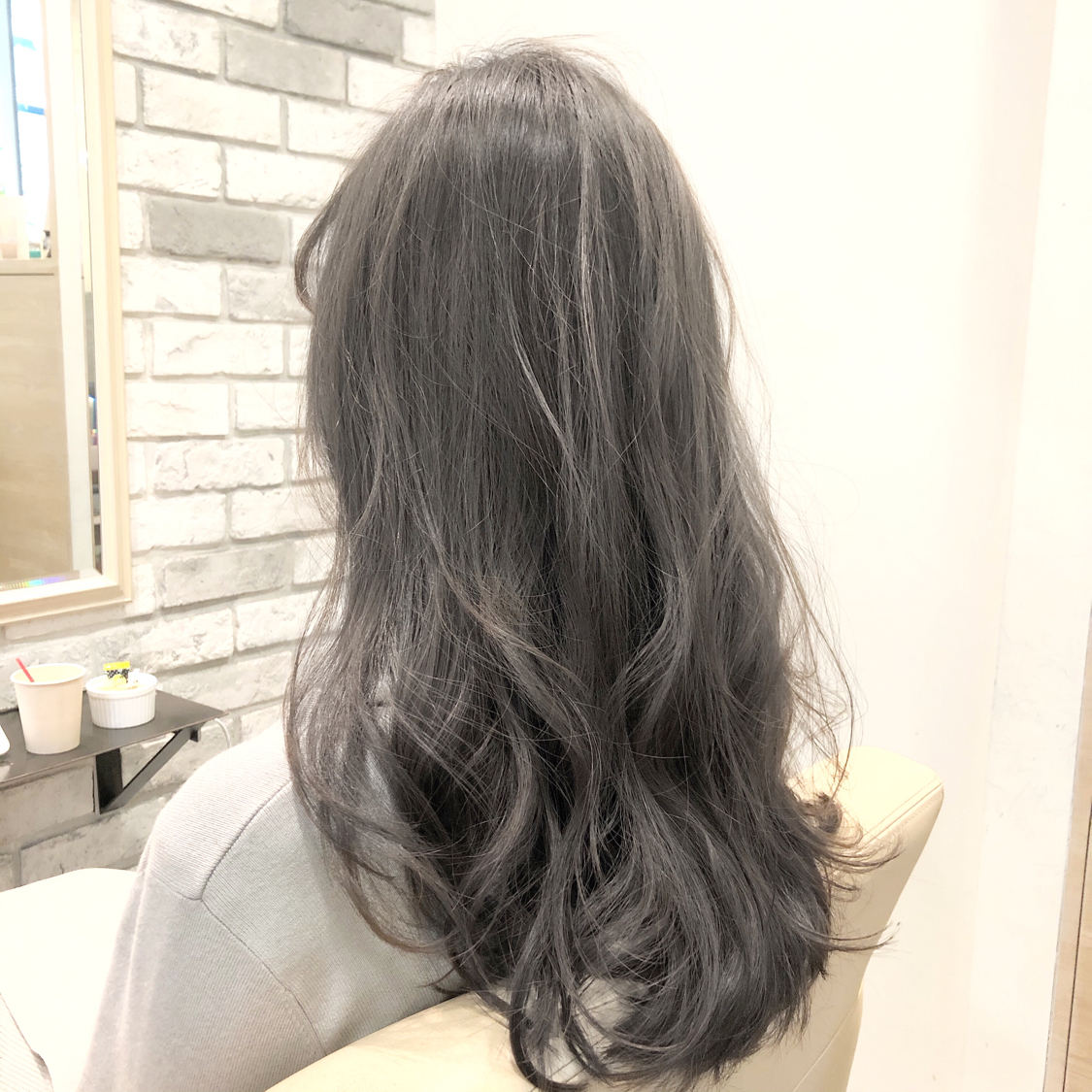 透明感、透け感たっぷりの
グレージュカラー。
ルーズウェーブのロングスタイルとの
相性もバッチリです👍
.
.
※只今、マスクしたまま施錠出来るよう
替のマスクご用意してます。
また、予約制限をして店内の人数が
多くならないよう調整しています。
手指消毒や換気、お席の間隔をあける、
マスク着用など常に行なっております。
出来る限り不安な気持ちを無くせるよう
笑顔で帰って頂けるよう取り組んでいきます。
予約は取りづらい事もあると思いますが、
お電話やLINEを頂けるとご案内出来る事も
ありますので、よろしくお願い致します。
ご予約ご相談お待ちしております☆
#前髪 #グレージュ #透明感
#アッシュ #ナチュラル #カジュアル #ストリート #ガーリー #キュート #オフィス #丸顔 #シースルーバング #カラー上手い #ゼロアルカリストレート #髪質改善 #ストレートパーマ #アッシュ #アディクシーカラー #イルミナカラー