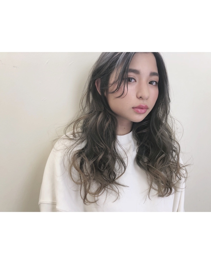 21年真似したい 軽さと小顔見せは レイヤーカット で作る Arine アリネ