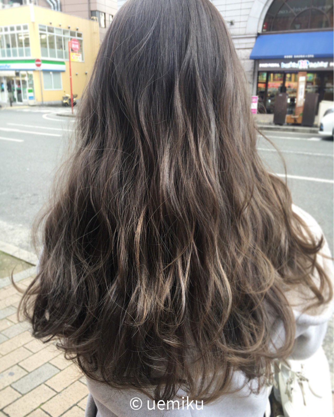 グラデーションカラーで一番おすすめしたいのがこちらのグレージュのヘアカラー。 暖色系のアッシュでは出せない絶妙なこなれ感が出るんです♡ いつもの内巻き ボブにも