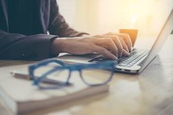 毎日頑張る目の救世主現る！おしゃれなPC用メガネのススメ