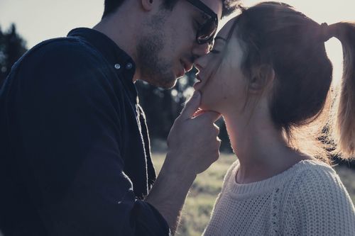 もしかして本命？それとも遊び？別れ際にキスする男性の心理とはの1枚目の画像