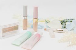 シミやクマを隠すコスメ”コンシーラー”の使い方やおすすめを紹介♡
