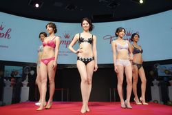 歴代トリンプ・イメージガールが登場！天使のブラ25周年をお祝い♪