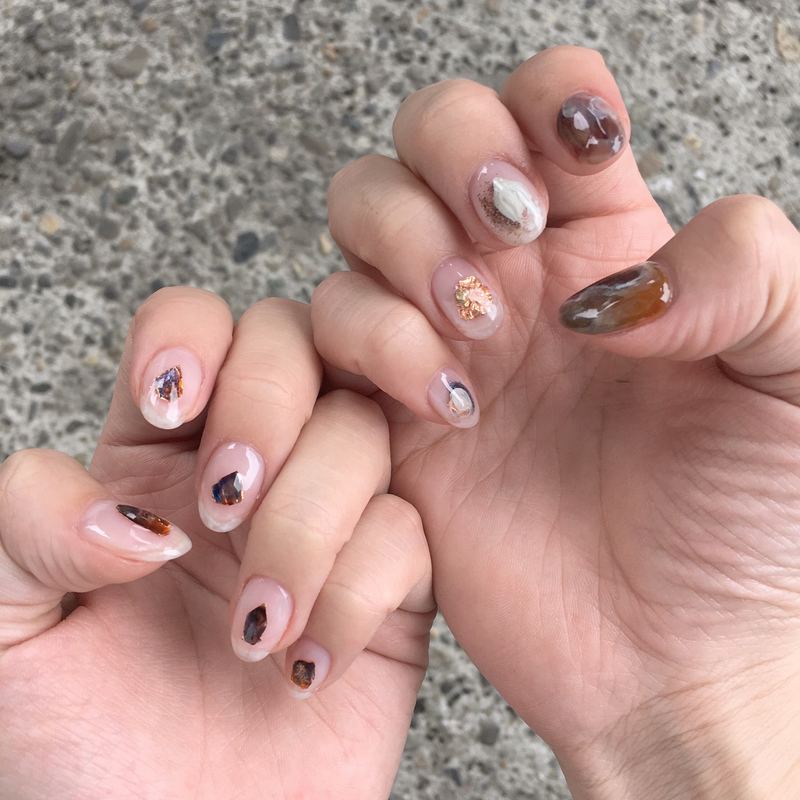 華やかなデザインの夏ネイルで 今年の夏を楽しもう Arine アリネ