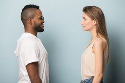出会ってから付き合うまでの男性心理を解説。デート中の注意点も