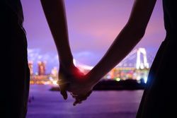 付き合う前にクリスマスデートに誘われたら？脈あり行動をチェック♡