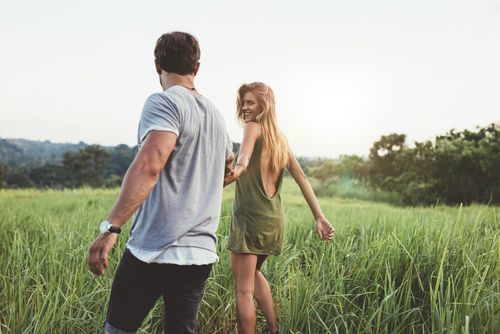 手の繋ぎ方で分かる？カップルの関係性と心理状態を確認してみよう 