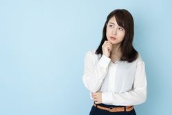 「狭いおでこのせいで前髪が浮く」そんな人必見！前髪の扱い方紹介♡