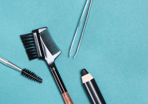 美眉に仕上げるコツ おすすめアイブロウコーム5選と使い方講座 Arine アリネ